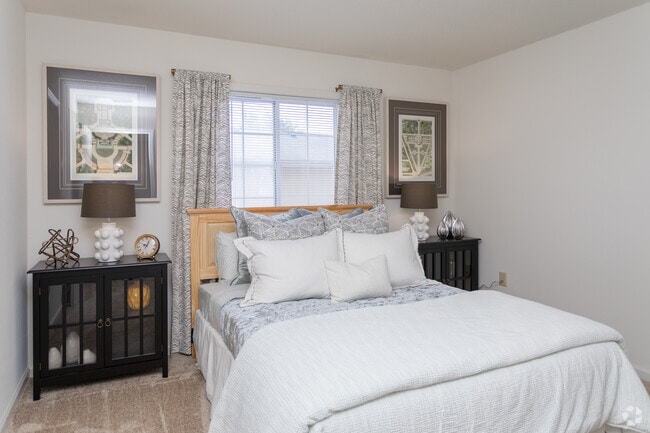 2BR, 2BA - 862SF