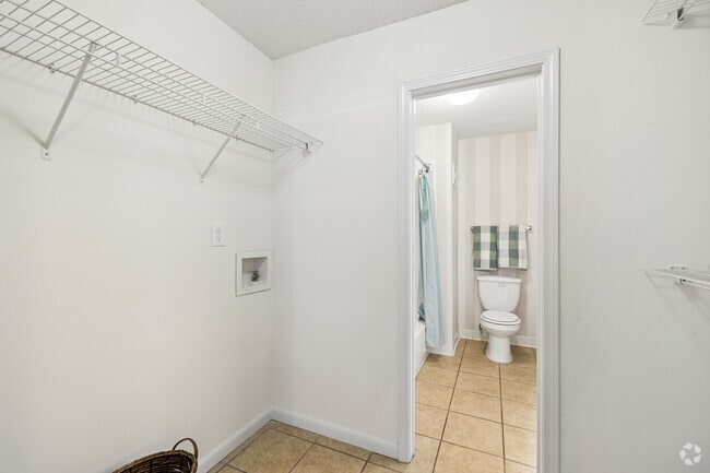 2BR, 1BA - 972SF - Primary Closet - Laundry