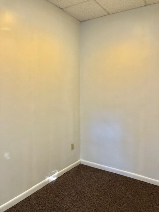 Photo - 1Br/1Bth. Great location! Hot Water included!