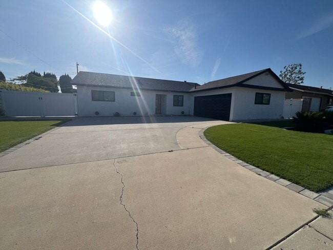 Building Photo - Spacious 3 Bedroom 2 Bath Home - Big Backyard – Simi Valley