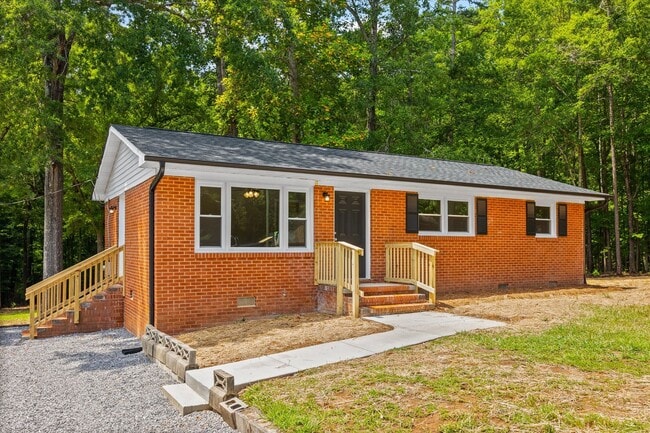 Building Photo - Minutes to Downtown Fort Mill - Renovated ... Rental