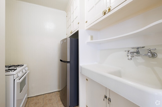 Studio - 425SF - Kitchen - Toronto Parcade Apartments