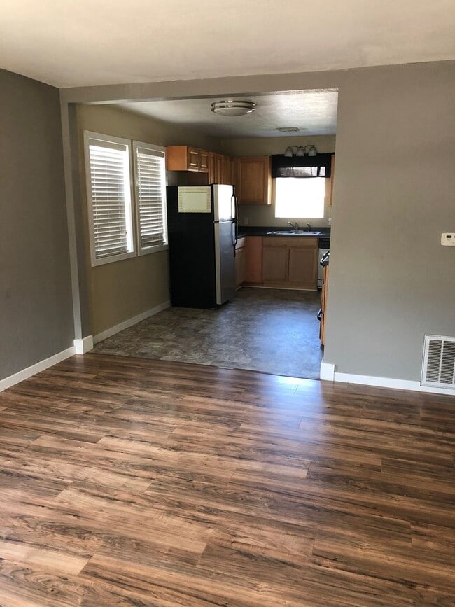 Photo - Cute 2 bedroom with garage