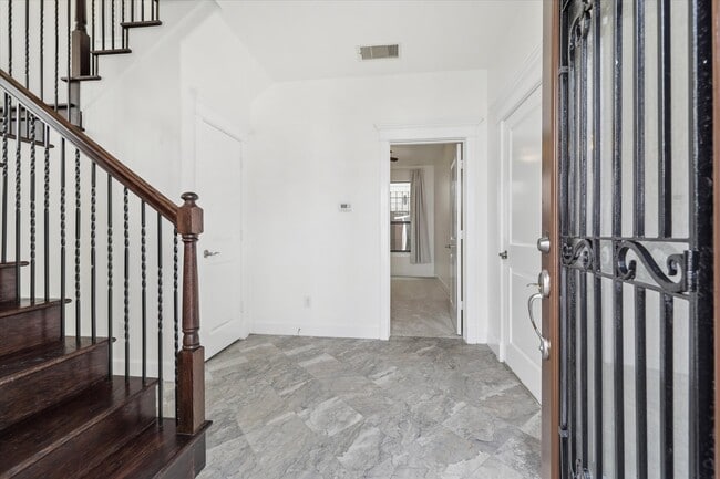 Building Photo - 830 W 19th St