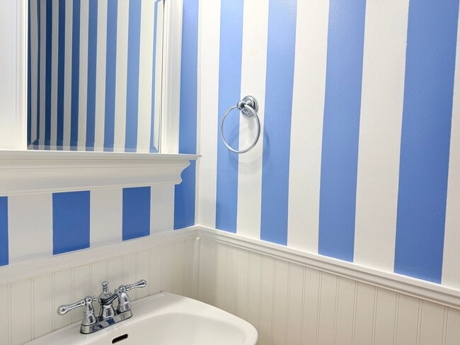 Photo - Bright 2 bed end unit Williamsburg