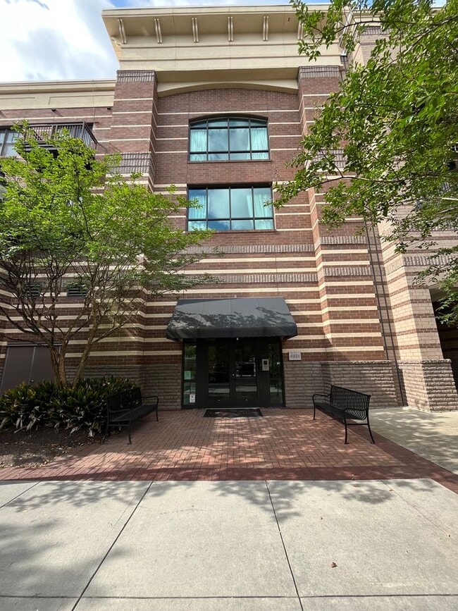 Building Photo - Modern condo in the center of shopping , restaurants and entertainment venues. Unit M6831-323