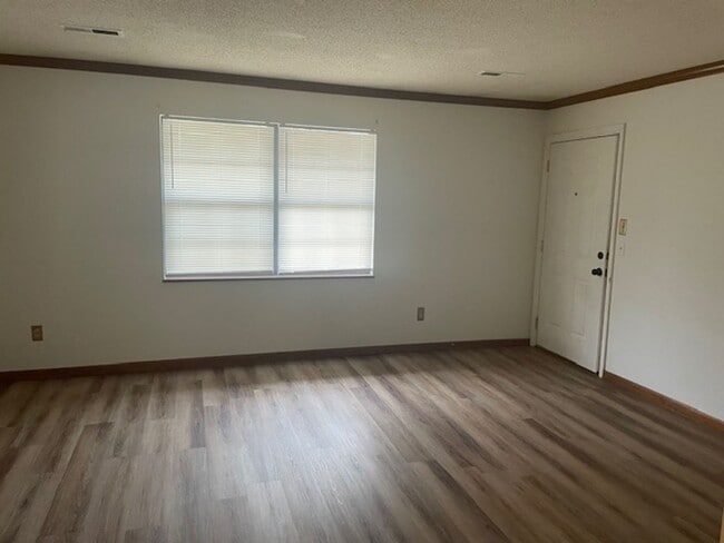 Photo - Knoxville 37912 - 2 bedroom 1.5 bath condo - call Howard Grower 865-705-0969