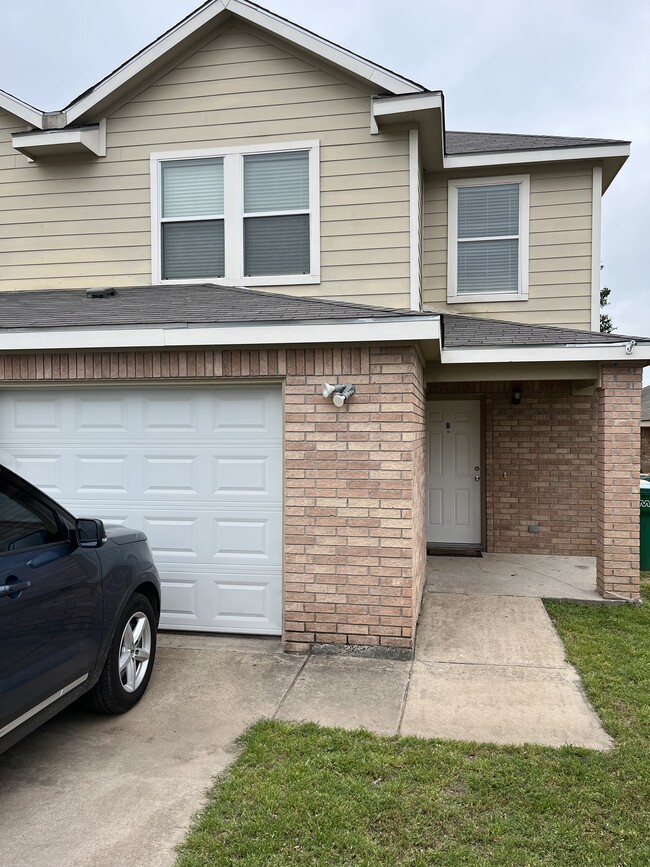 Building Photo - 702 Claremont Pky Unit B