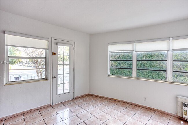 Photo - 1925 Washington Ave Unit 4