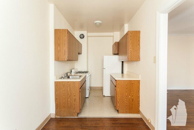 462 W Briar Pl Unit 3D