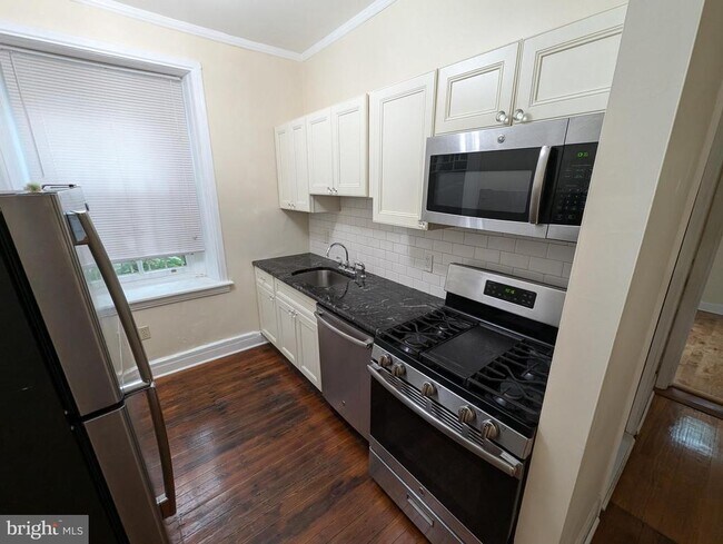 Photo - 304 W School House Ln