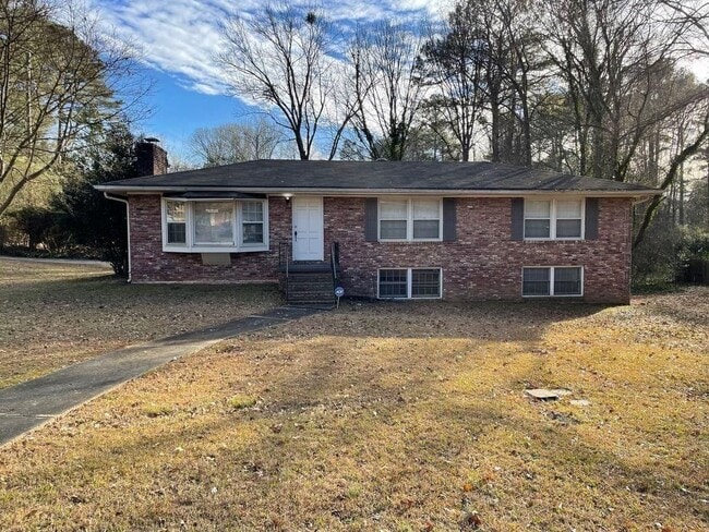 Building Photo - 2106 Pawnee Dr SE