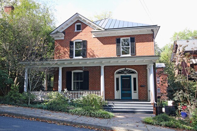 Building Photo - 423 2nd St NE
