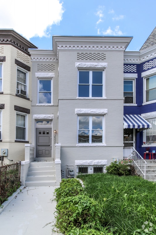 Building Photo - Renovated Columbia Heights 4BD Rowhome wit...
