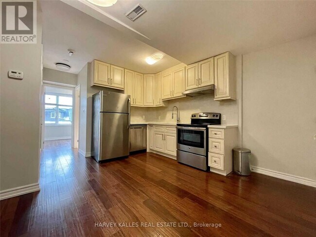 Photo - 904 Bloor St W