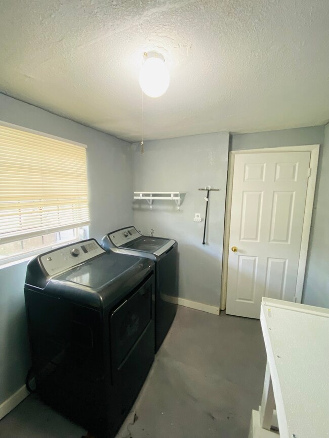 Photo - 2553 Martha St