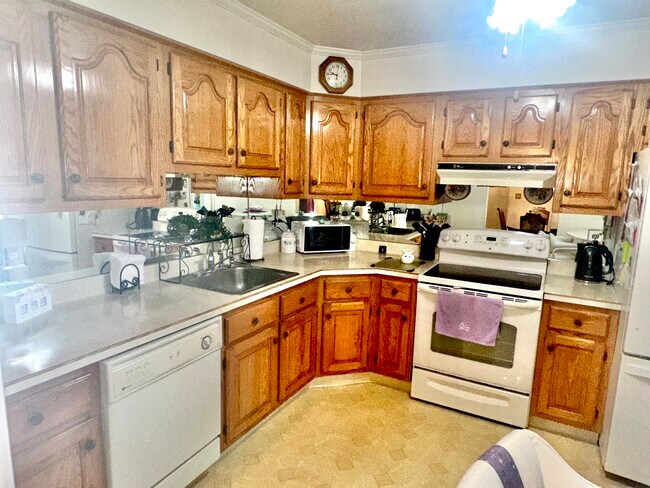 Kitchen - 76 Farm Rd Unit H