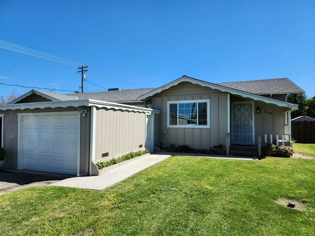 Cozy 2 bedroom duplex with a spacious yard... - Cozy 2 bedroom duplex with a spacious yard... House