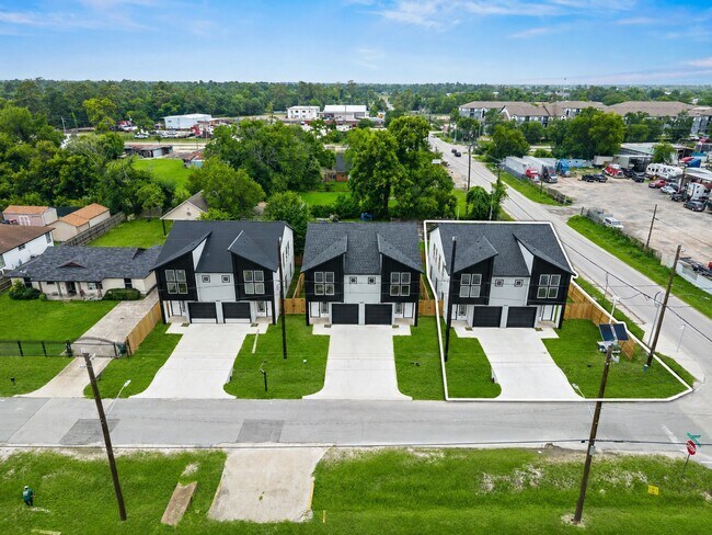 Building Photo - 8449 Furray Rd