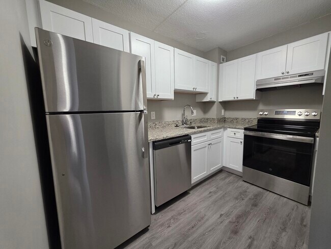 Building Photo - 15 S Point Dr Unit 207 Rental