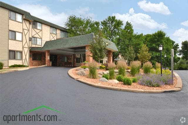 Building - Medicine Lake Apartments