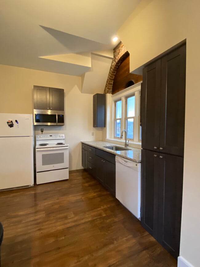904 W 4th St Unit 1