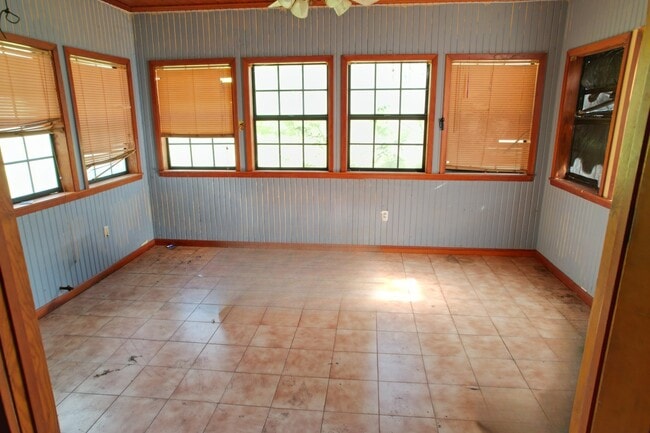 Photo - 460 Rogers St NW