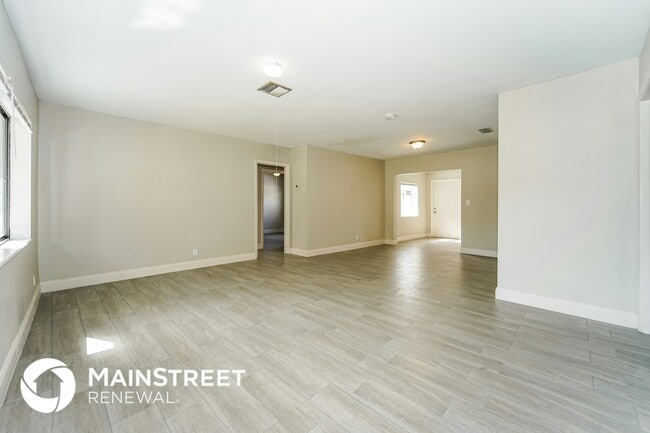 Photo - 6700 Douglas St