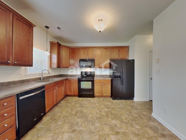 Photo - 645 Commander Dr