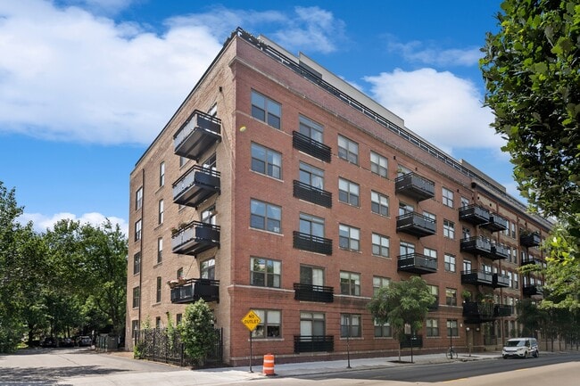Building Photo - 1735 W Diversey Pkwy Unit 102