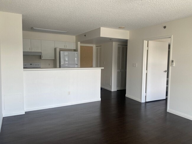 Photo - 1450 Young St