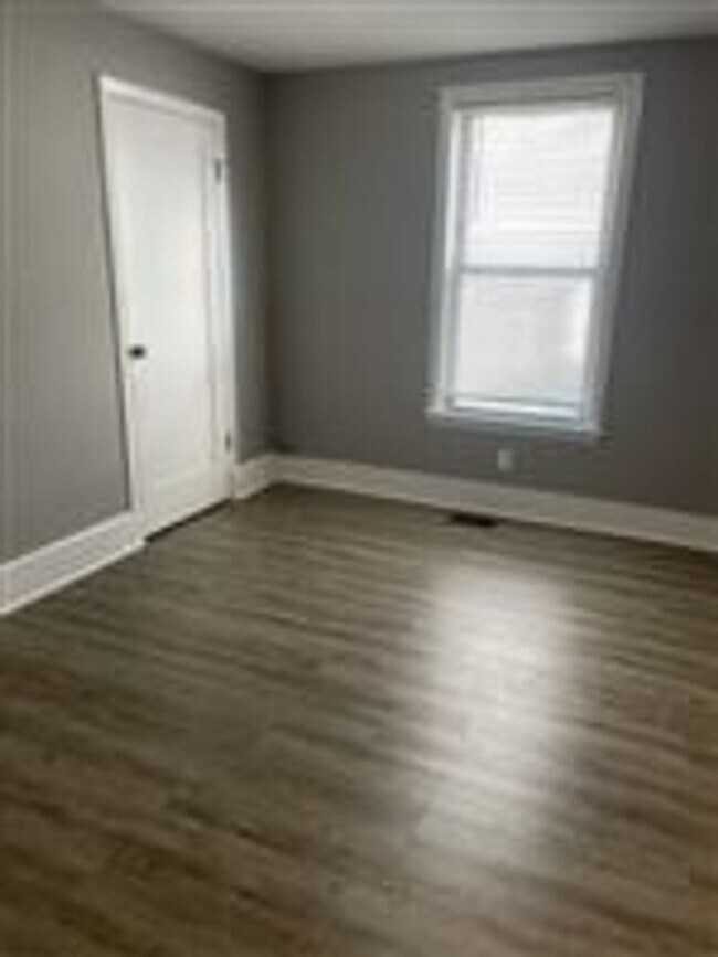 Photo - 875 E 2nd St