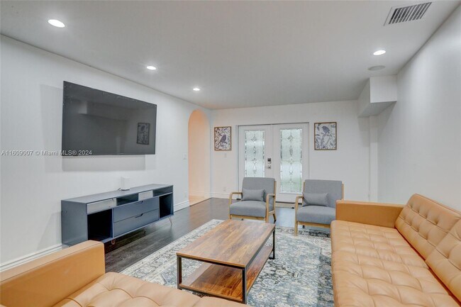 736 NE 34th Ct