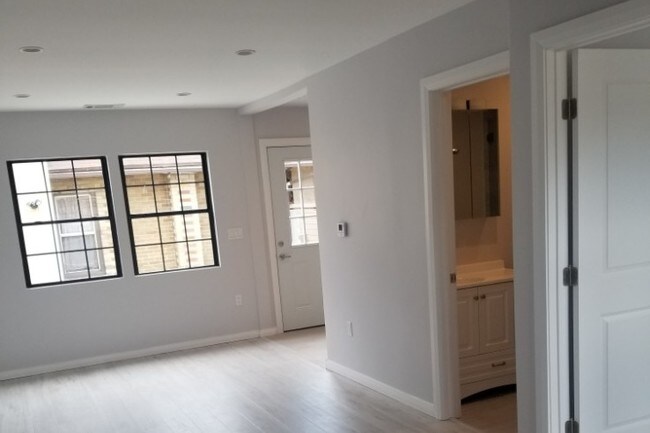 Photo - 537 W Milford St