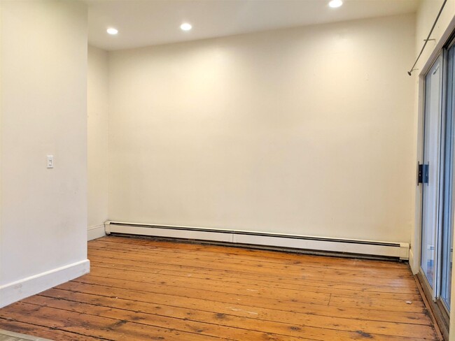 Photo - 8 Evergreen Sq Apartments Unit 1