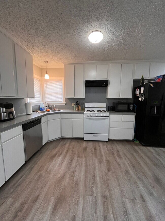 Photo - Spacious 4 Bedroom Home for Roommates in Tech Terrace - Pre-Leasing for Summer/Fall 2026