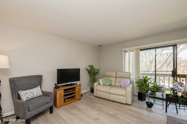 Photo - 260 E Court of Shorewood Unit 4