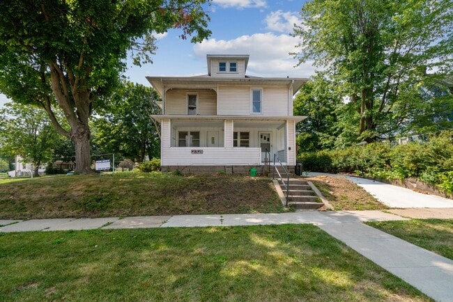 Building Photo - 2321 Iowa St - Cedar Falls Rental