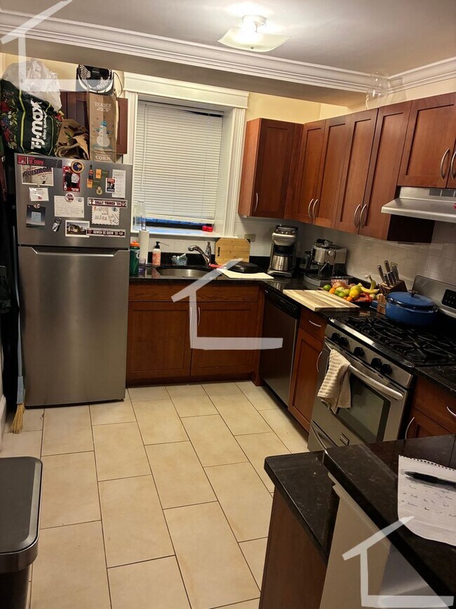 Building Photo - Nicely renovated 1 bed unit near the Green Line