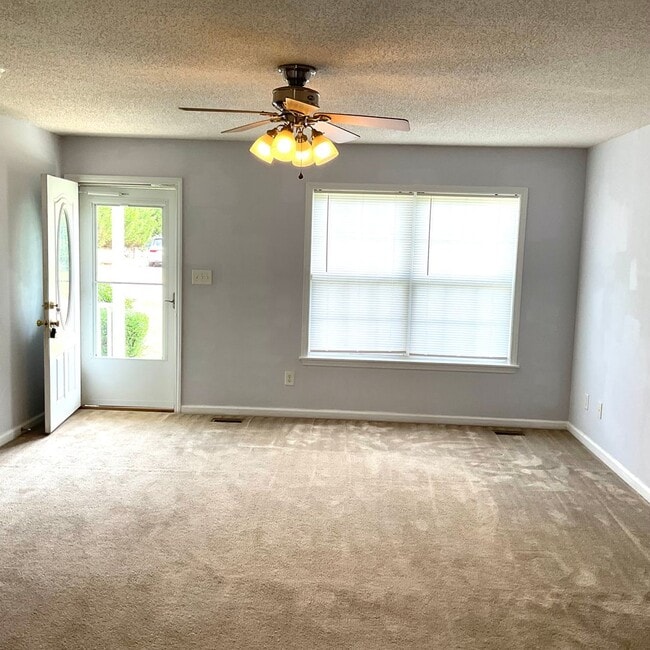 Photo - 3 Bedrooms, 2 Baths Home For Rent in Newto...