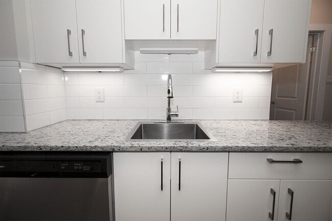 Kitchen - 834 Grosvenor Luxury Apartment