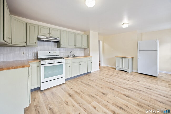 Building Photo - 226 Meadow St Unit 2nd Floor