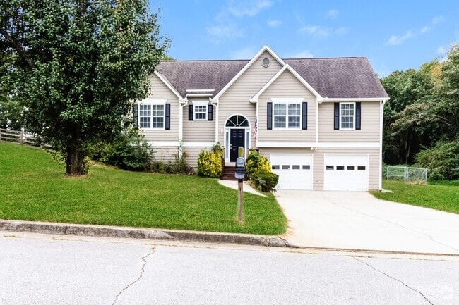 Building Photo - 1440 Twin Manor Dr Rental