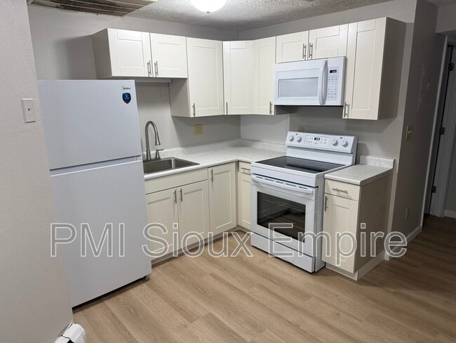 Building Photo - 112 N Prairie Ave Unit 4