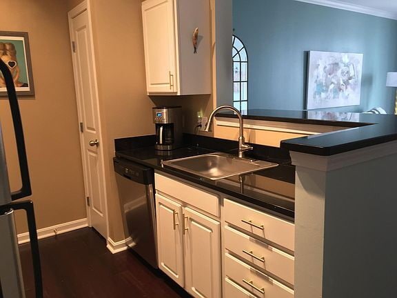 Building Photo - 1000 Providence Pl