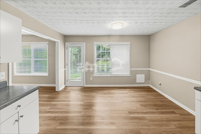 Photo - 20 Kentshire Pl NW