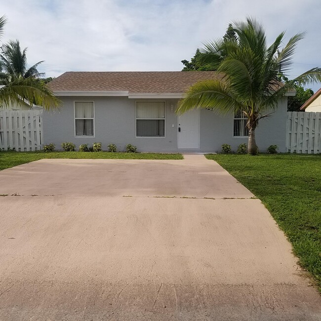 Building Photo - 423 W Mango St Rental