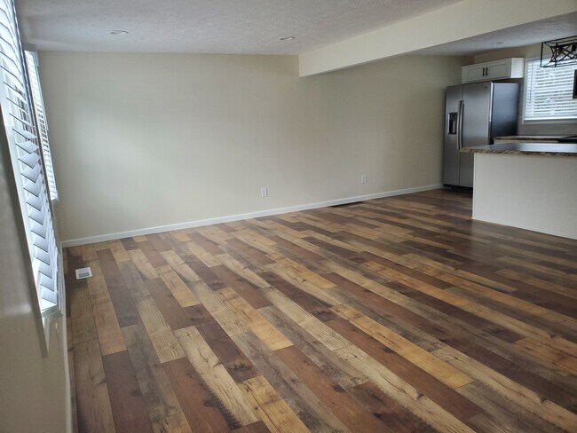 Photo - 882 Wimbleton Dr