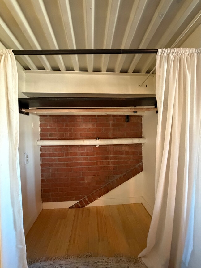 Armario de arriba con barra - 300 Tijeras Ave NE Unidad 411