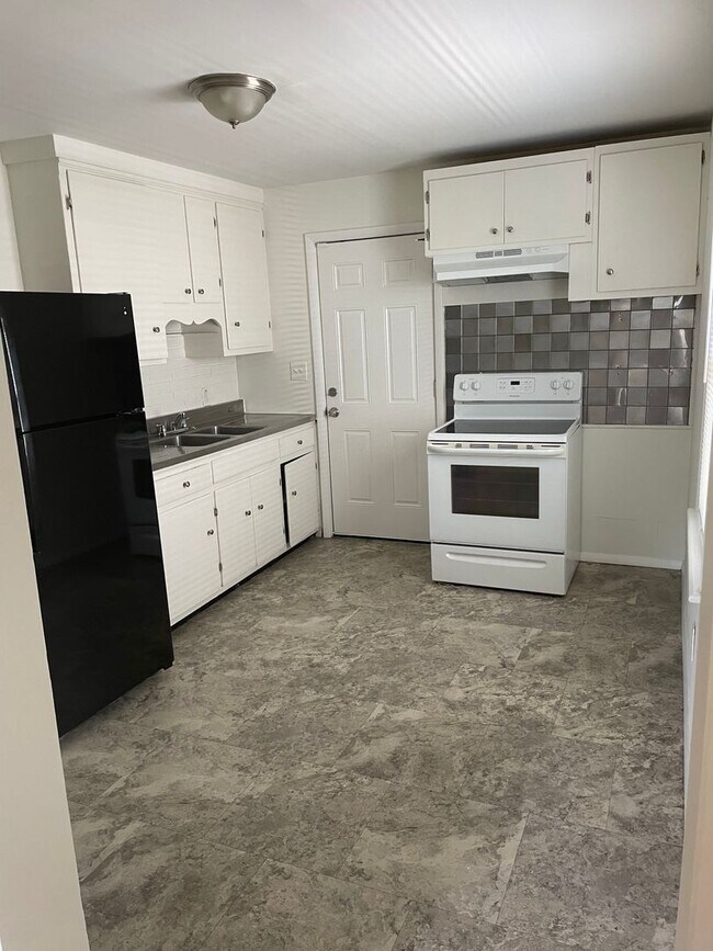1902 Ashbrook Dr